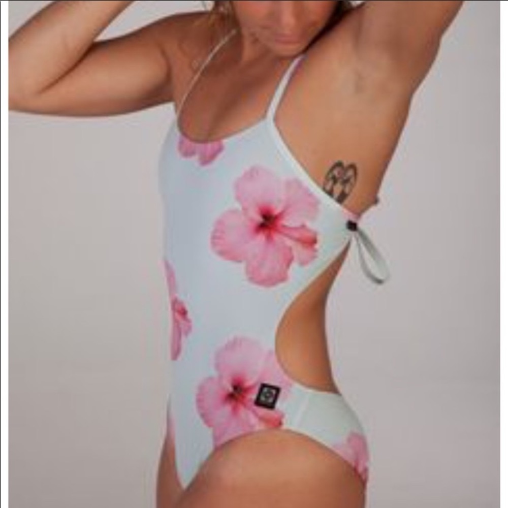 ISO Hibiscus Print Jolyn!! DO NOT BUY!